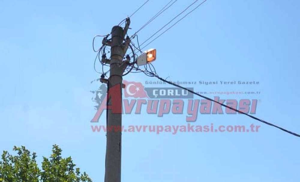 Sokak Lambaları Gündüzleri De Yanıyor