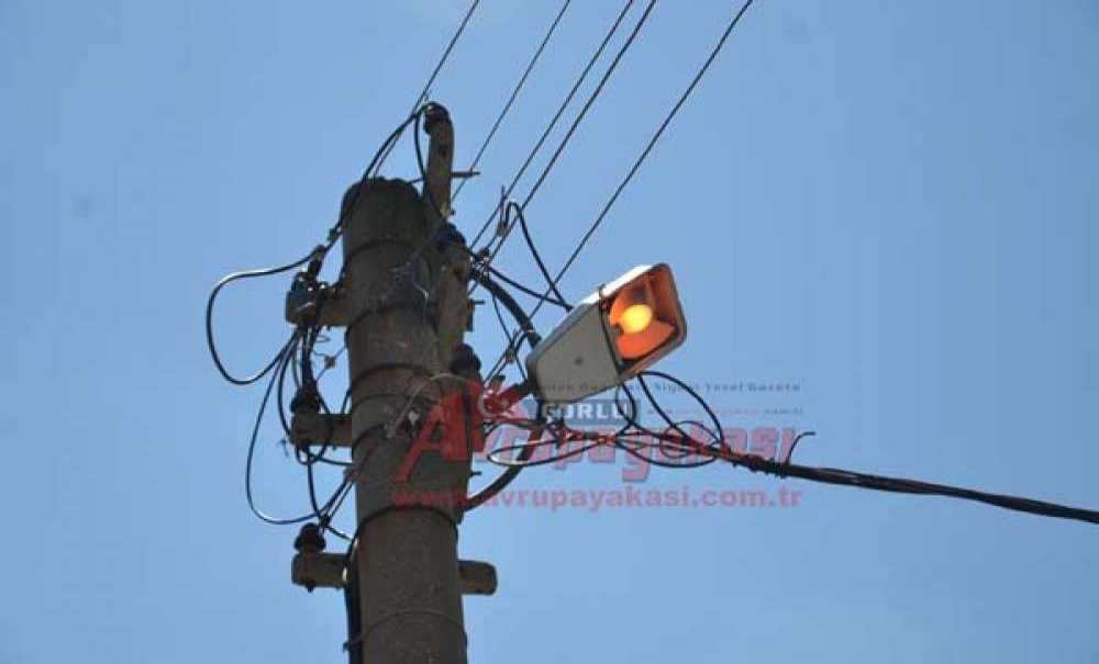 Sokak Lambaları Gündüzleri De Yanıyor