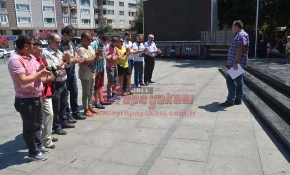 Çorlu Gazeteciler Derneği'nden Atatürk Anıtına Çelenk