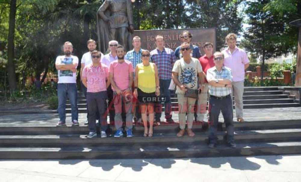 Çorlu Gazeteciler Derneği'nden Atatürk Anıtına Çelenk