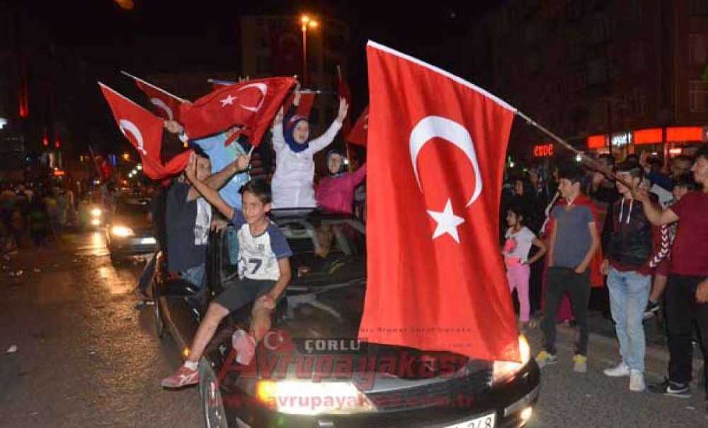 Çorlu'da Demokrasi Nöbeti Sürüyor