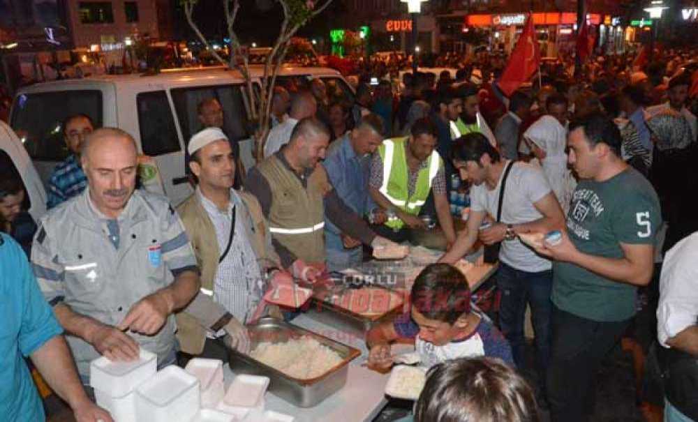 Çorlu'da Demokrasi Nöbeti Sürüyor