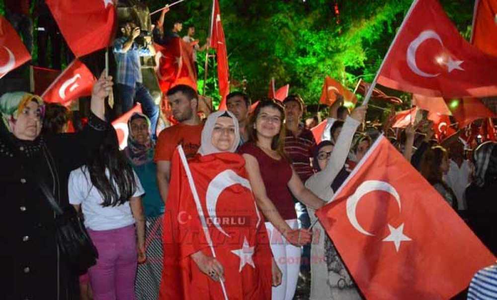 Çorlu'da Demokrasi Nöbeti Sürüyor