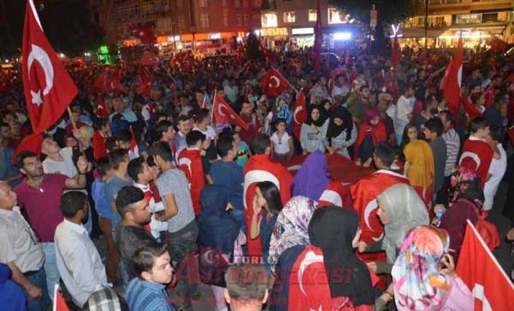 Çorlu'da Demokrasi Nöbeti Sürüyor