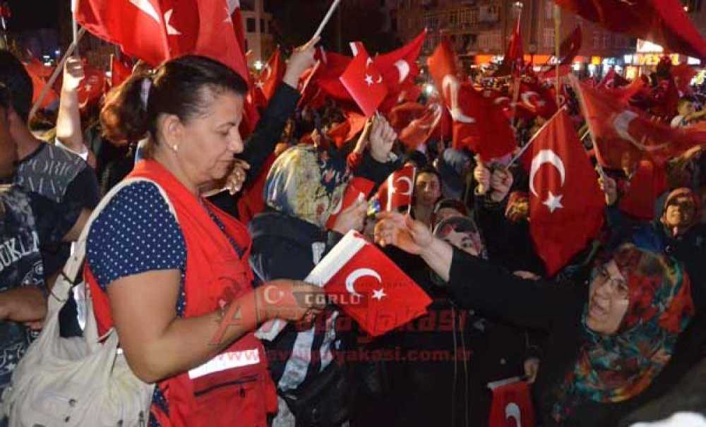 Çorlu'da Demokrasi Nöbeti Sürüyor