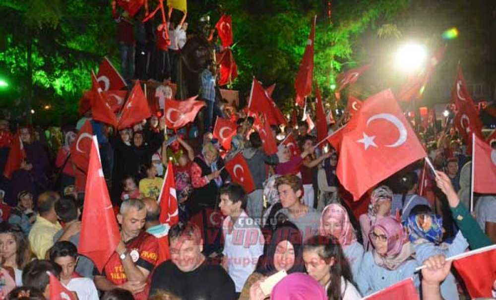 Çorlu'da Demokrasi Nöbeti Sürüyor