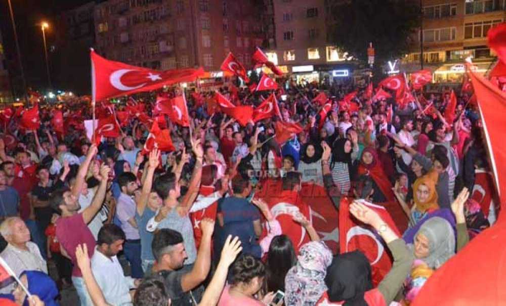 Çorlu'da Demokrasi Nöbeti Sürüyor