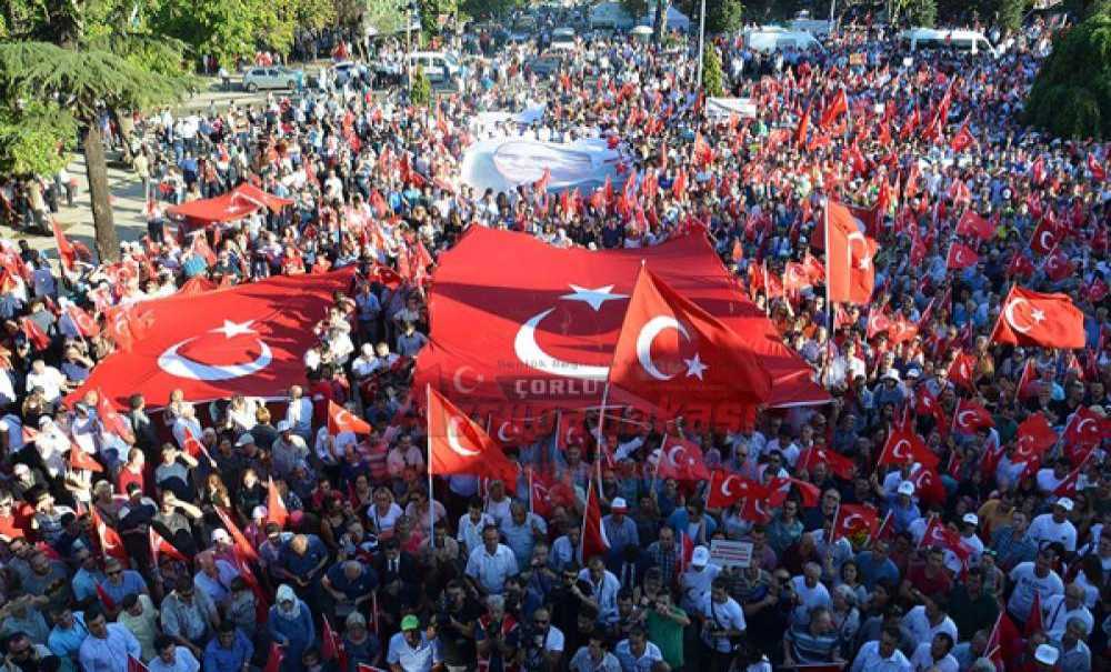 Tekirdağ'da Binler Demokrasiye Saygı İçin Yürüdü
