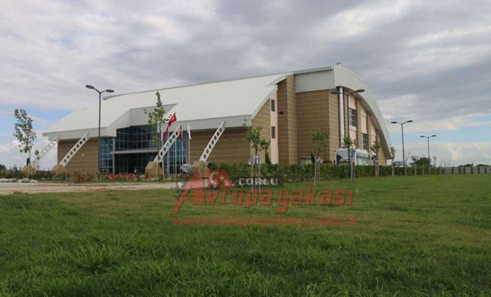 Çorlu Belediyesi Yüzme Havuzunun Çevre Düzenlemesi Yapıldı