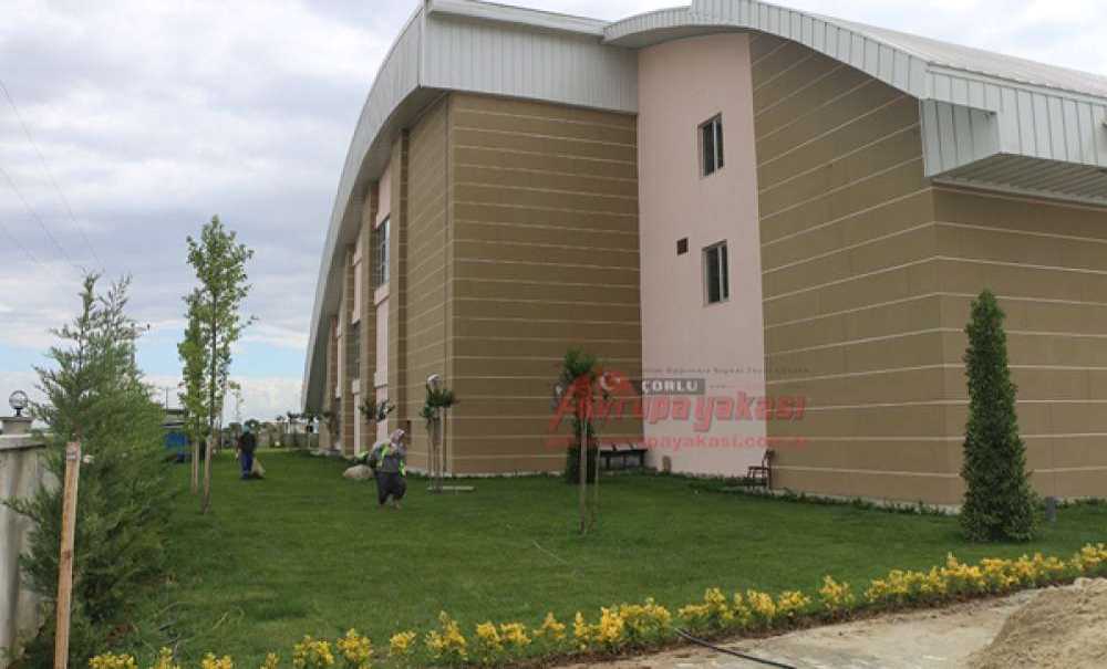 Çorlu Belediyesi Yüzme Havuzunun Çevre Düzenlemesi Yapıldı