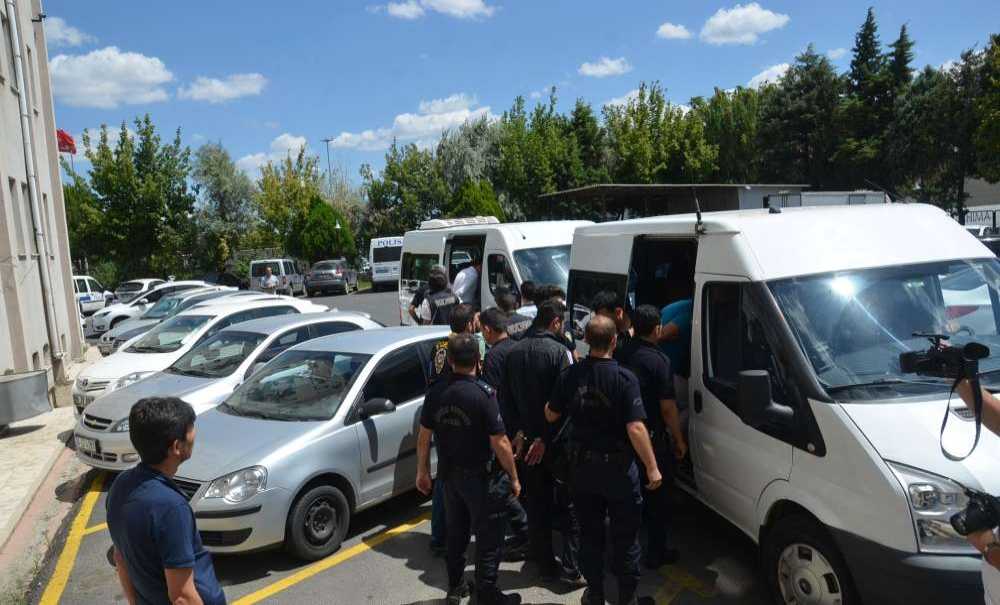 Serbest Bırakılan Polisler Yeniden Gözaltına Alındı