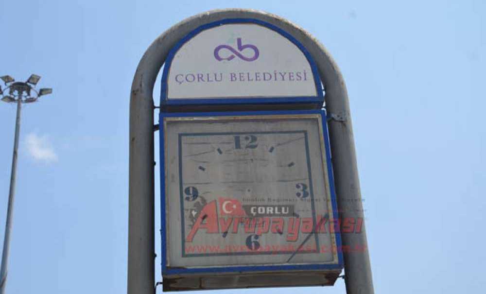 Saatin Akrebiyle Yelkovanı Koptu