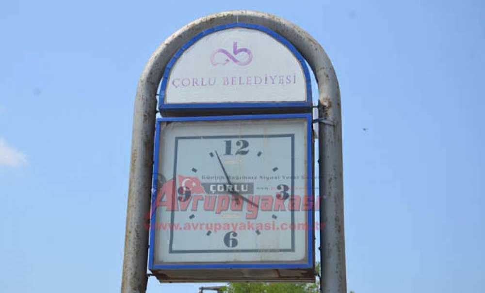 Saatin Akrebiyle Yelkovanı Koptu