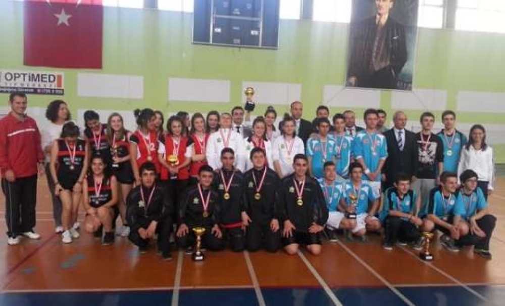 Çorlu Deri Sanayicileri Endüstri Meslek Lisesi Badmintonda Tekirdağ Birincisi Oldu