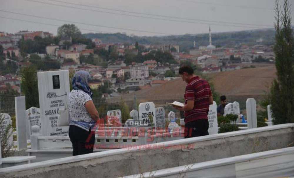 Mezarlık Ziyaretlerinde Bayram Yoğunluğu