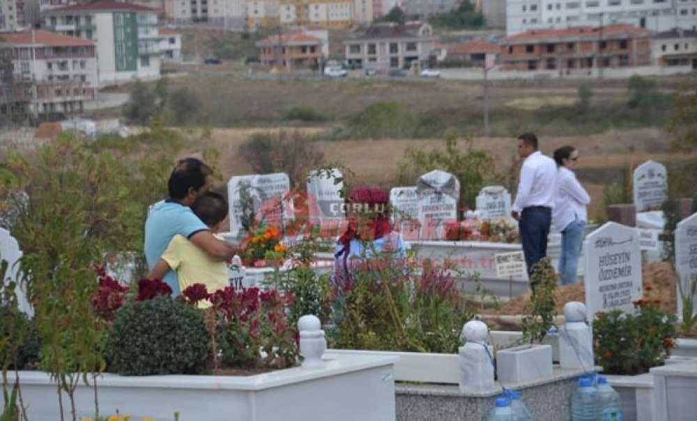 Mezarlık Ziyaretlerinde Bayram Yoğunluğu