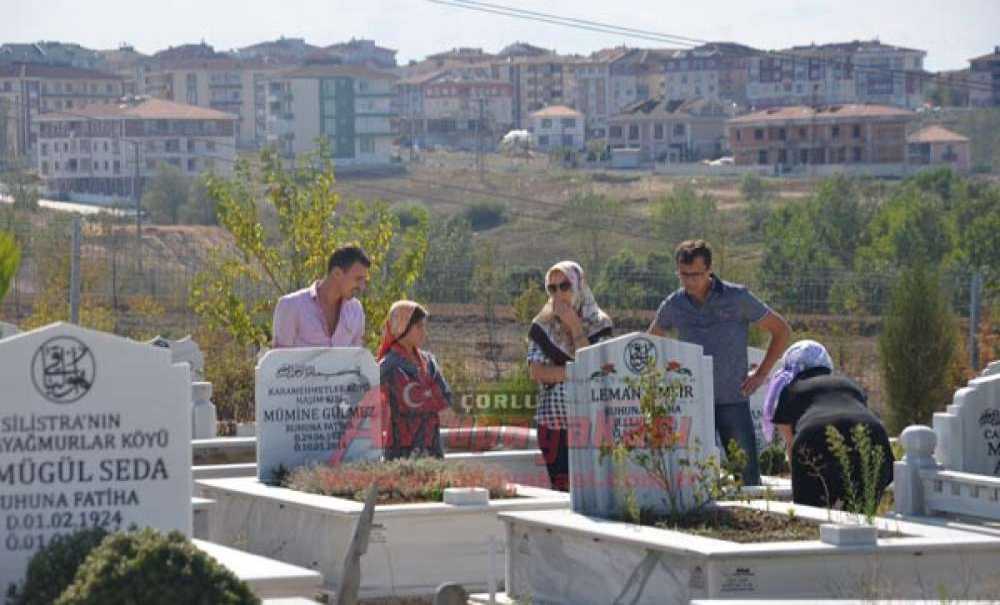 Mezarlık Ziyaretlerinde Bayram Yoğunluğu