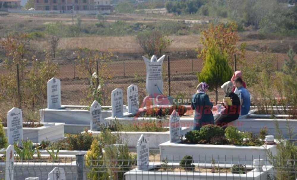 Mezarlık Ziyaretlerinde Bayram Yoğunluğu