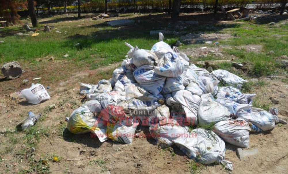 Hastane Bahçesi Çöplüğe Döndü