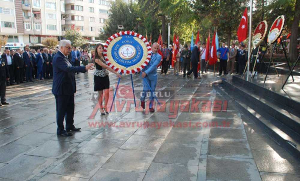 Atatürk Anıtına Çelenk Sunuldu