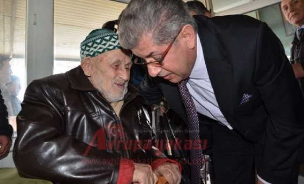 Kaymakam Doğan'dan 105 Yaşındaki Dedeye Tekerlekli Sandalye Sözü