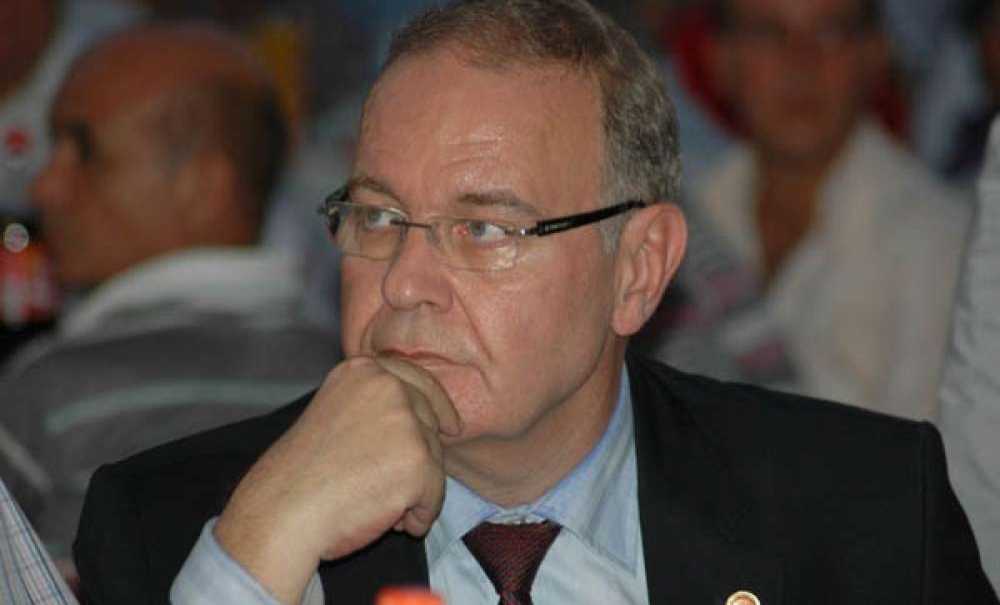 Dolandırıcılar Faik Öztrak'ı Hedef Aldı