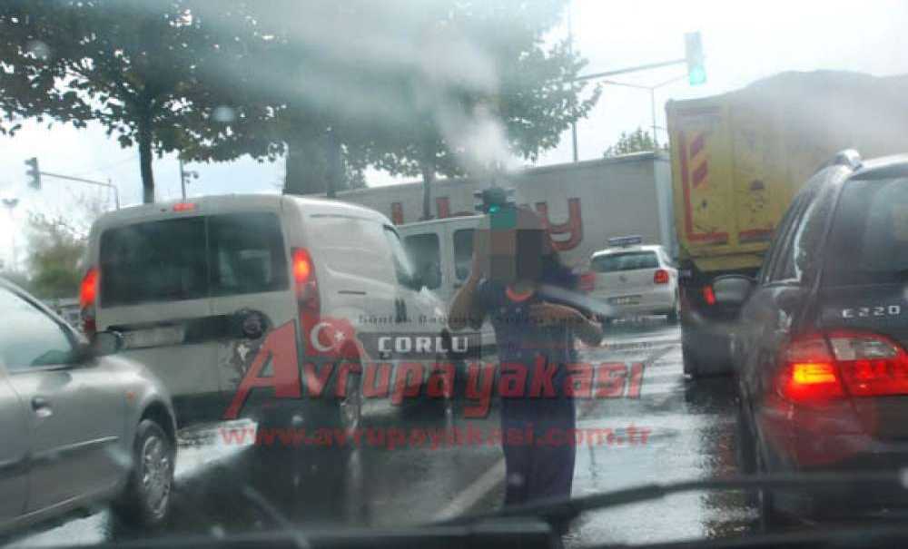 Yağmur Altında Dileniyor