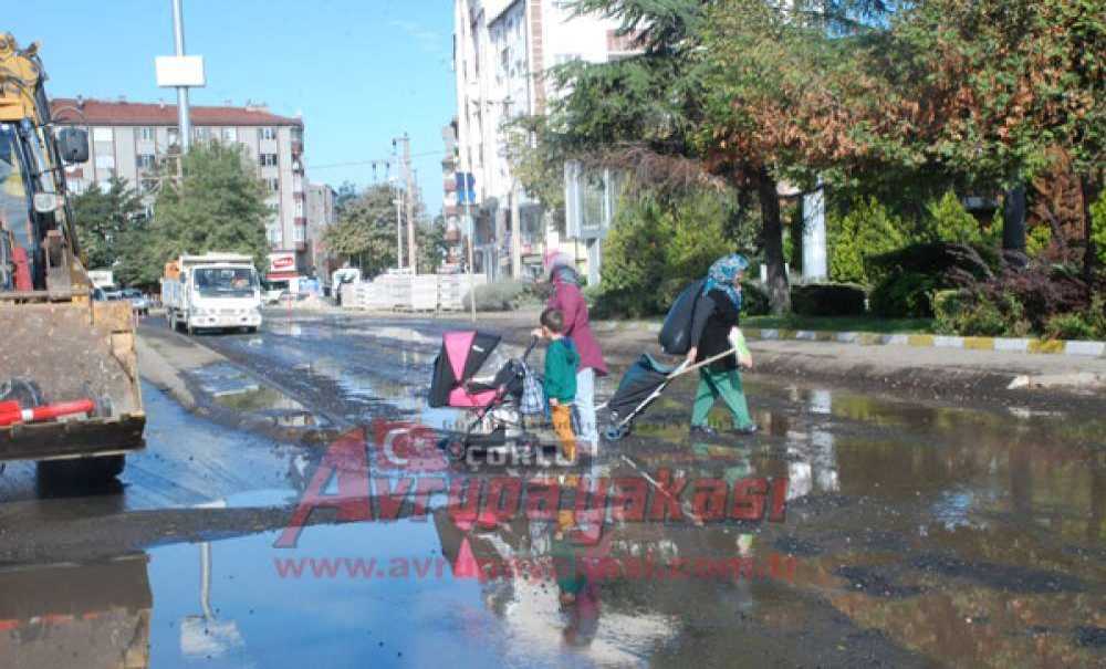 Su Borusu Patladı Cadde Sular Altında Kaldı