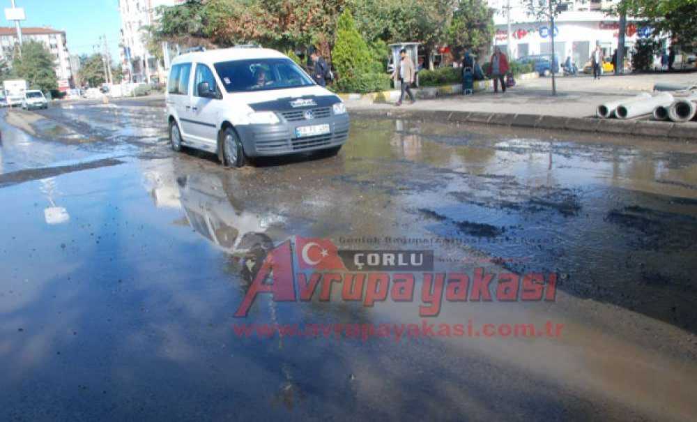 Su Borusu Patladı Cadde Sular Altında Kaldı