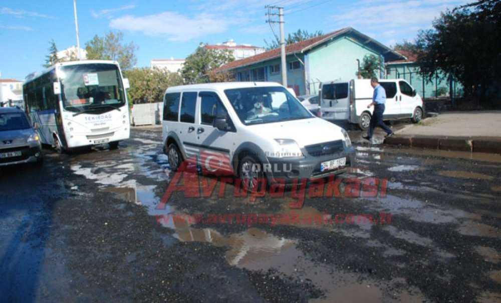 Su Borusu Patladı Cadde Sular Altında Kaldı