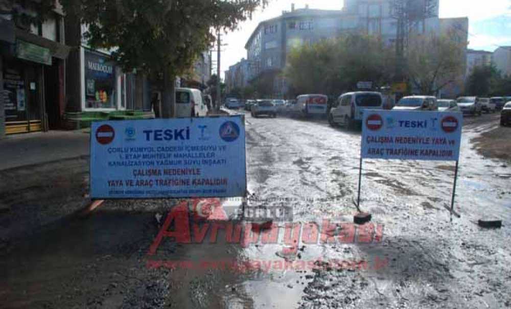 Su Borusu Patladı Cadde Sular Altında Kaldı