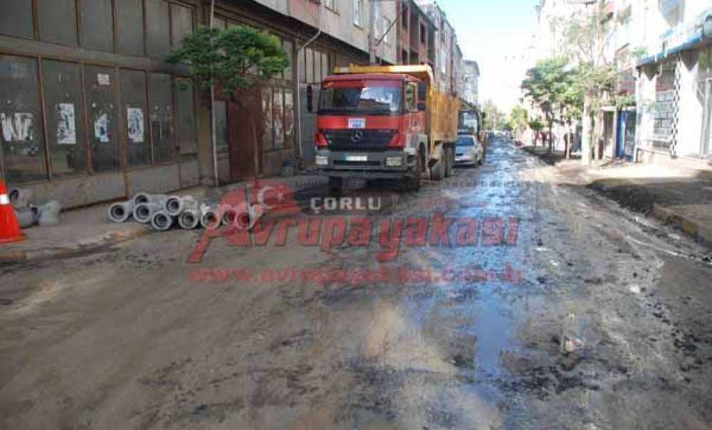 Su Borusu Patladı Cadde Sular Altında Kaldı