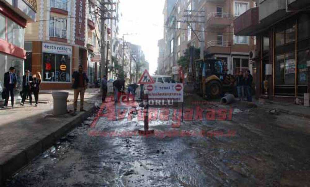Su Borusu Patladı Cadde Sular Altında Kaldı