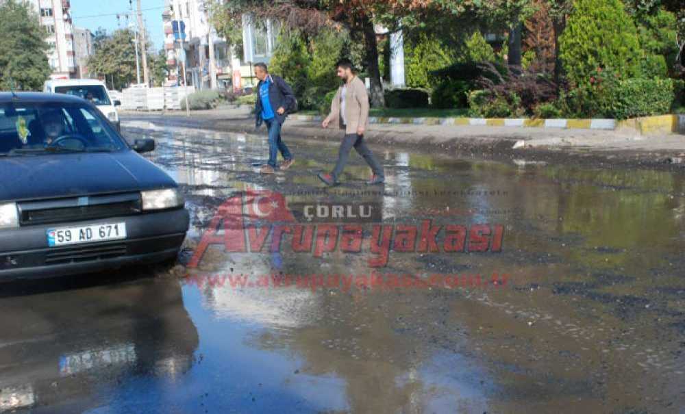 Su Borusu Patladı Cadde Sular Altında Kaldı