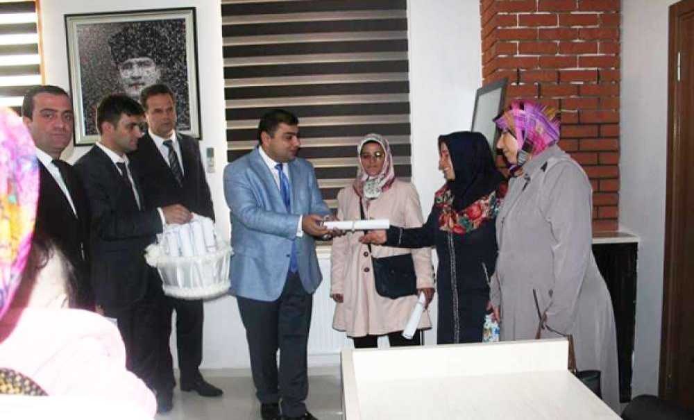 Okuma – Yazma Kursunu Bitirenlere Belgeleri Verildi