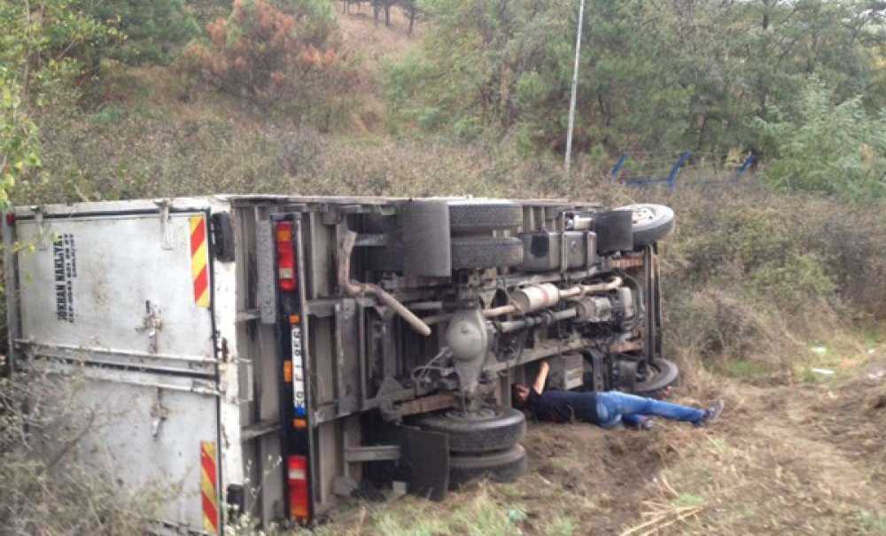 Yoldan Çıkan Kamyonet Devrildi