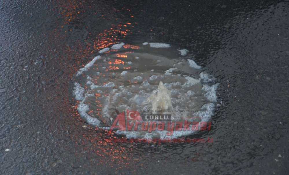 Asfalttan Su Fışkırdı