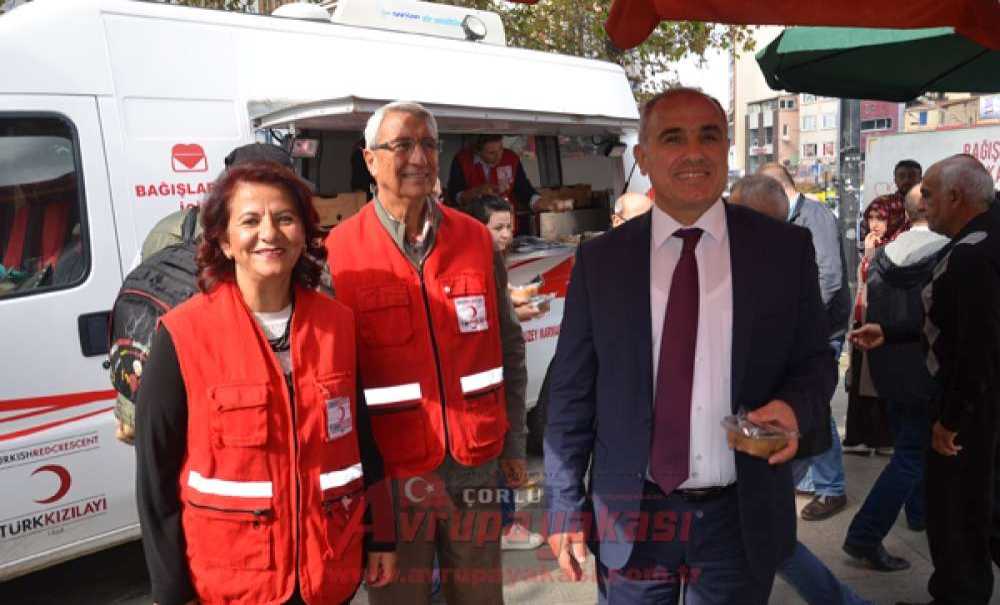 Kızılay Çorlu Şubesi'nden Vatandaşlara Aşure İkramı