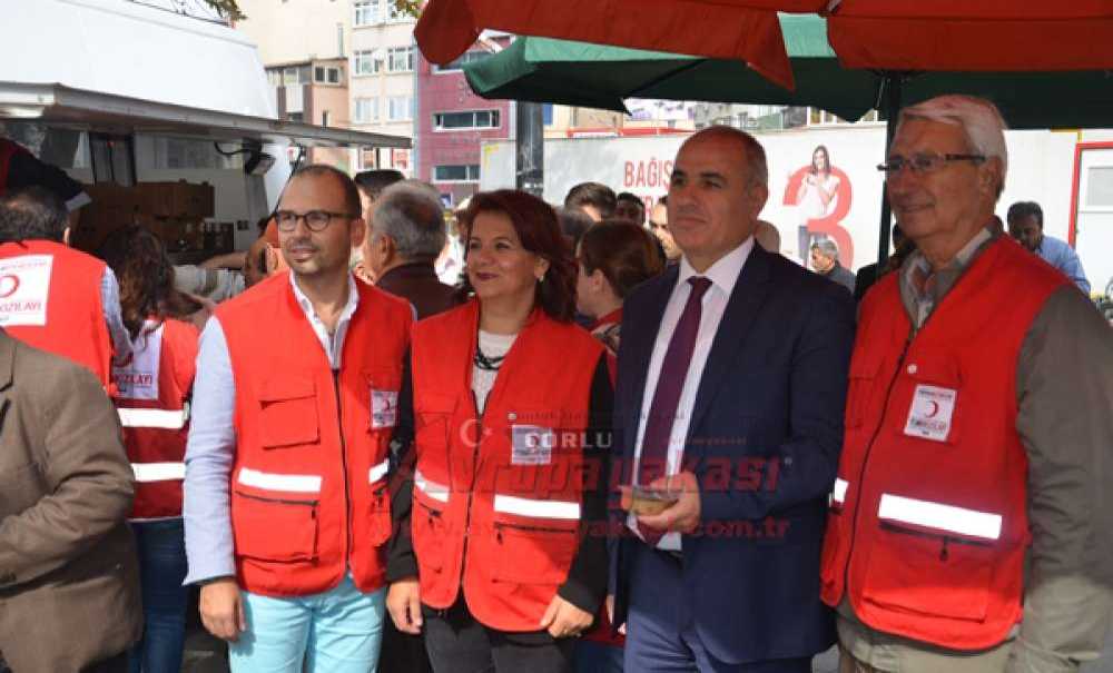 Kızılay Çorlu Şubesi'nden Vatandaşlara Aşure İkramı