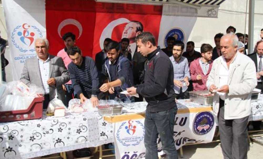 Fatih Camii'nde Cemaate Aşure İkram Edildi