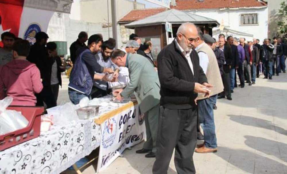 Fatih Camii'nde Cemaate Aşure İkram Edildi