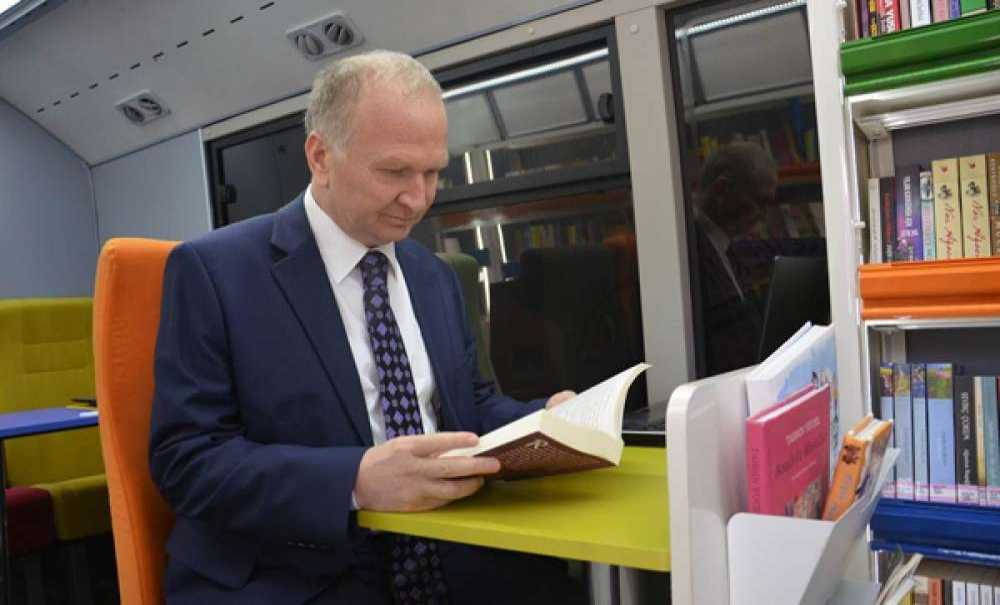 Vali Mehmet Ceylan Gezici Kütüphane Aracında İncelemelerde Bulundu