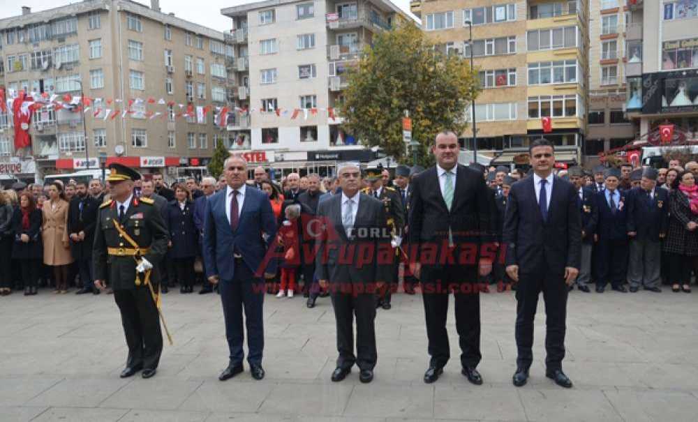 Cumhuriyet Bayramı Çelenk Töreniyle Başladı