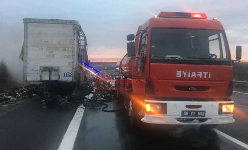 Temizlik Malzemesi Yüklü Tir Yandı