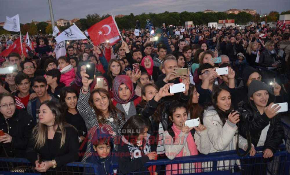 Çorlu Cumhuriyet Coşkusunu Aydilge Ile Yaşadı