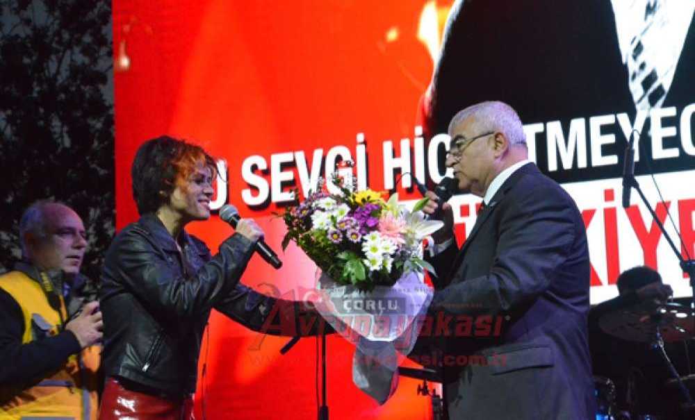 Çorlu Cumhuriyet Coşkusunu Aydilge Ile Yaşadı