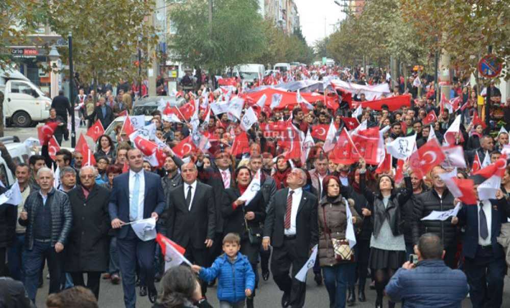 Çorlu'da Binlerce Kişi Cumhuriyet İçin Yürüdü