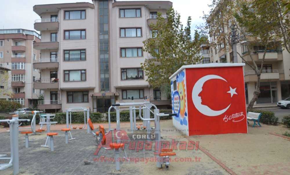 Bahçelievler Parkı'na Türk Bayraklı Atatürk Silueti