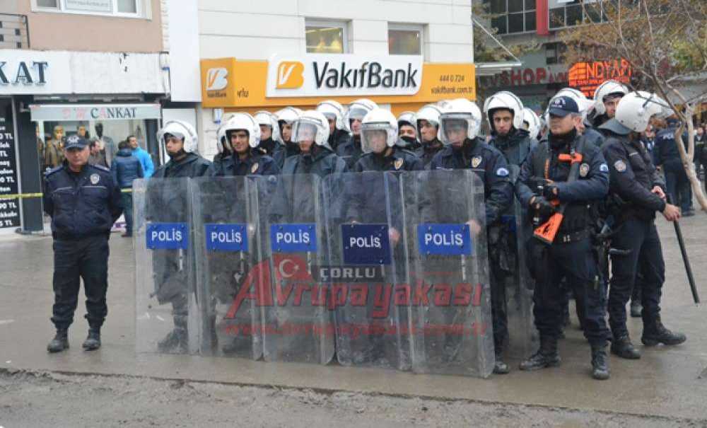 İzinsiz Basın Açıklaması Yapmak İsteyen Gruba Polis Müdahalesi 22 Gözaltı