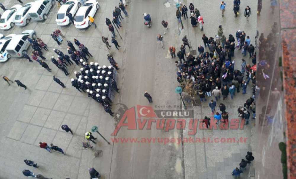 İzinsiz Basın Açıklaması Yapmak İsteyen Gruba Polis Müdahalesi 22 Gözaltı